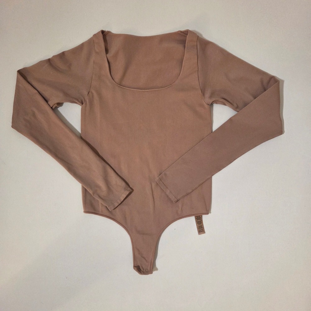 Skims Essential Smoothing Scoop Neck Thong Bodysuit‎ Medium Neutral S/M